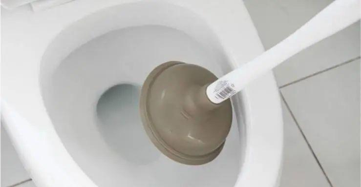 马桶异物卡住了怎么办？快速疏通下水道的步骤是什么？