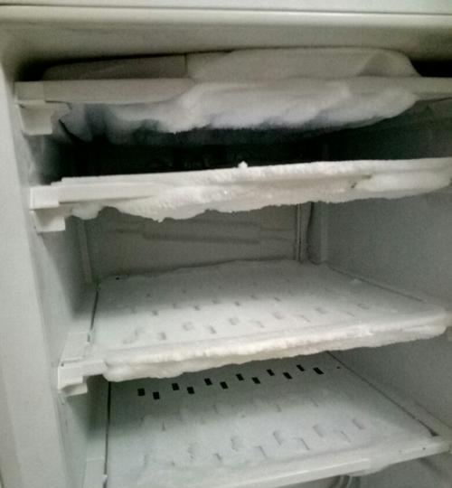 冰箱冷藏室有水不制冷的原因及解决方法（探究冰箱冷藏室出现水的原因，提供有效的解决方案）
