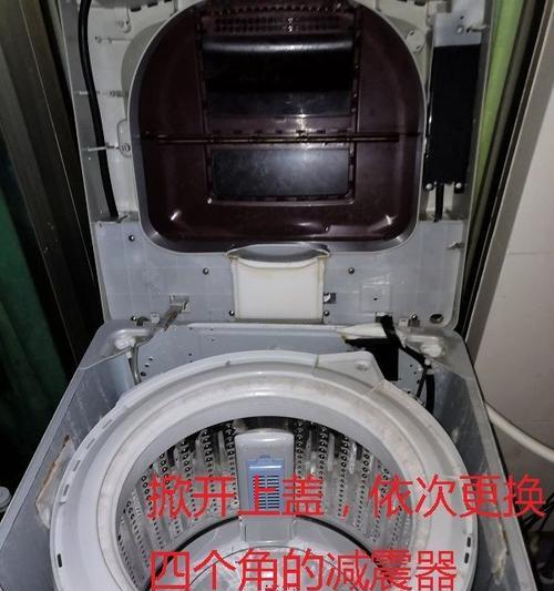 小洗衣机为什么会发臭？（探究小洗衣机发臭的原因及解决方法）