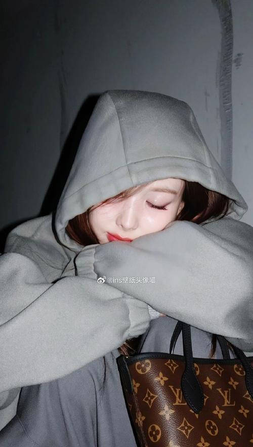 苹果手机照片清除多余人像的方法是什么？