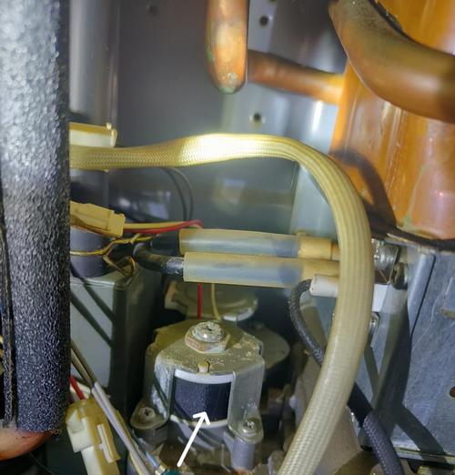 热水器左侧盖子拆卸方法是什么？拆卸不当会有什么风险？