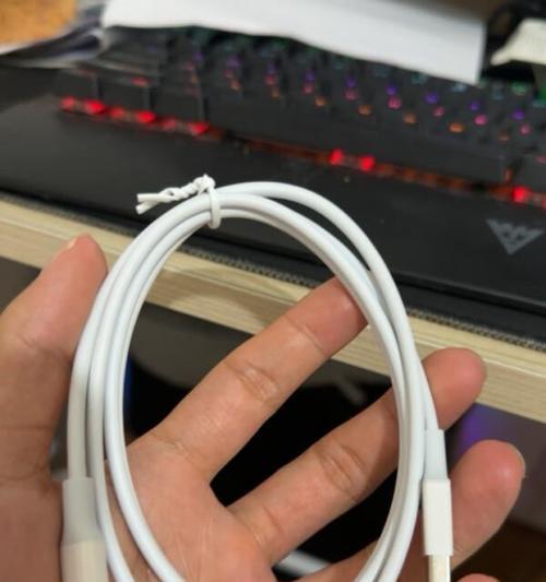 苹果手机15充电线的外观设计是怎样的？使用体验如何？