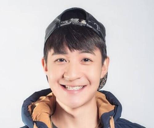 短发乐队键盘手的名字是什么？