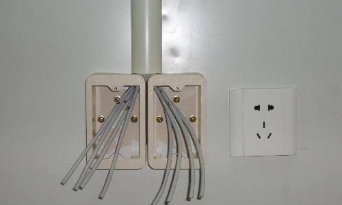 电视机模卡模块安装在哪里？如何更换？