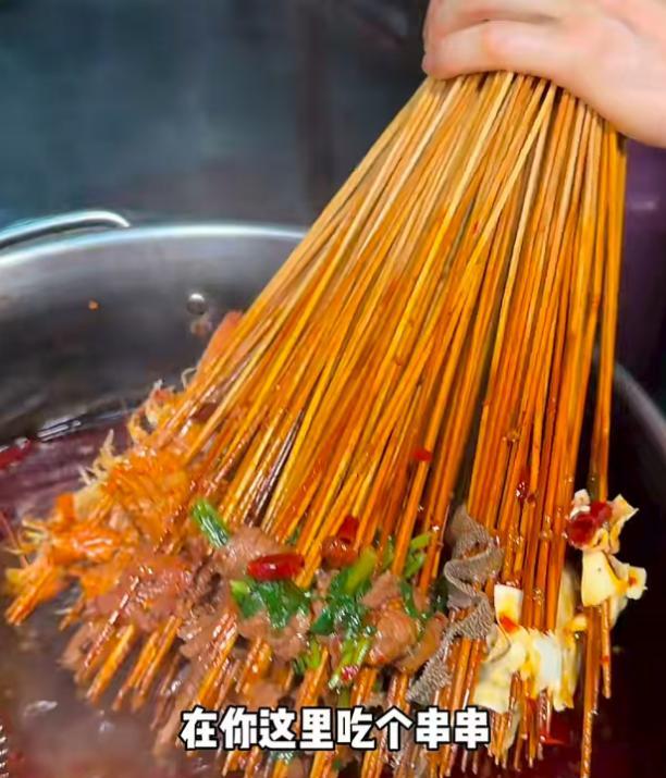 一个鸡爪10根签，美女吃四川串串花了418元，饭店曝光引网友狂喷