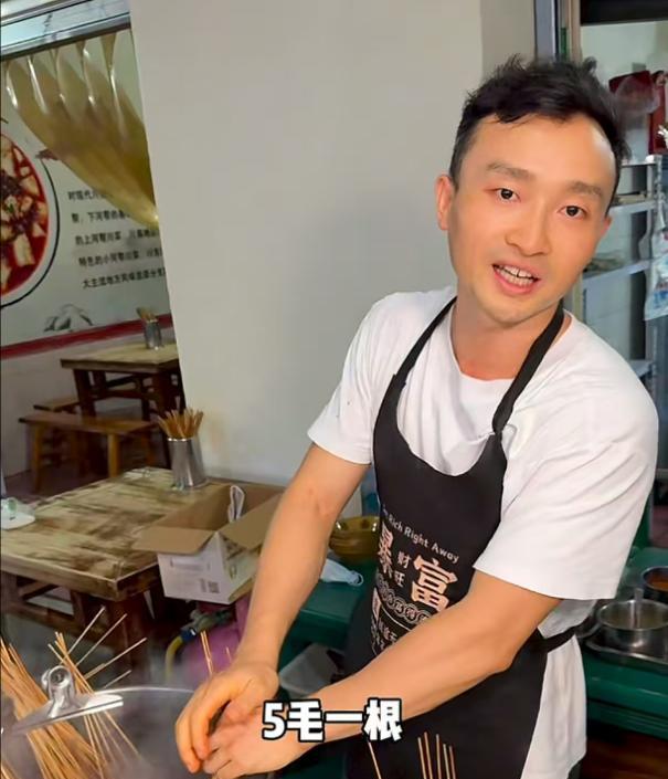 一个鸡爪10根签，美女吃四川串串花了418元，饭店曝光引网友狂喷