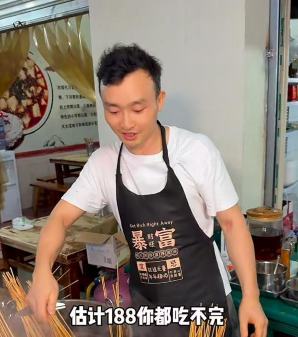 一个鸡爪10根签，美女吃四川串串花了418元，饭店曝光引网友狂喷