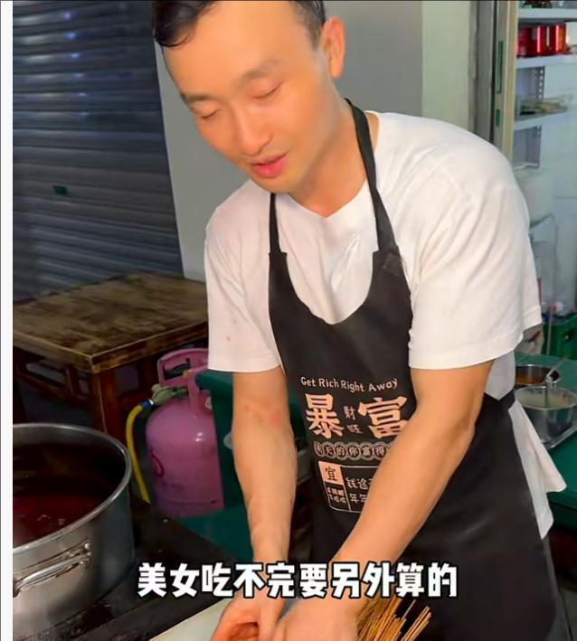 一个鸡爪10根签，美女吃四川串串花了418元，饭店曝光引网友狂喷