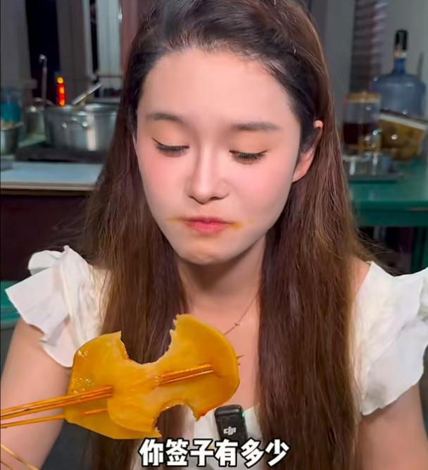 一个鸡爪10根签，美女吃四川串串花了418元，饭店曝光引网友狂喷