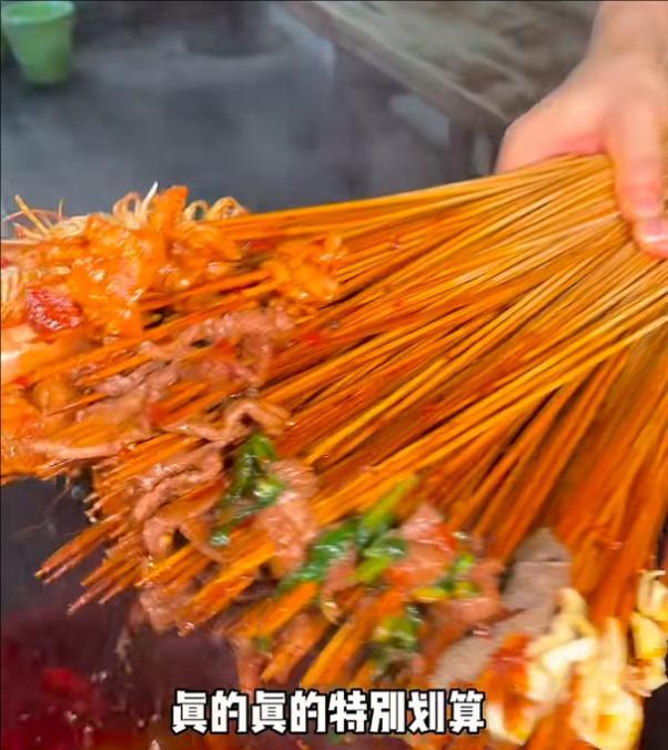 一个鸡爪10根签，美女吃四川串串花了418元，饭店曝光引网友狂喷