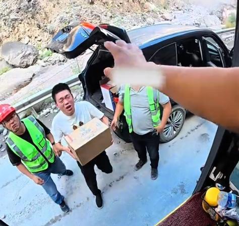 小伙开挖机去西藏，318帮助无数人脱困，却因收1000块被网友诟病