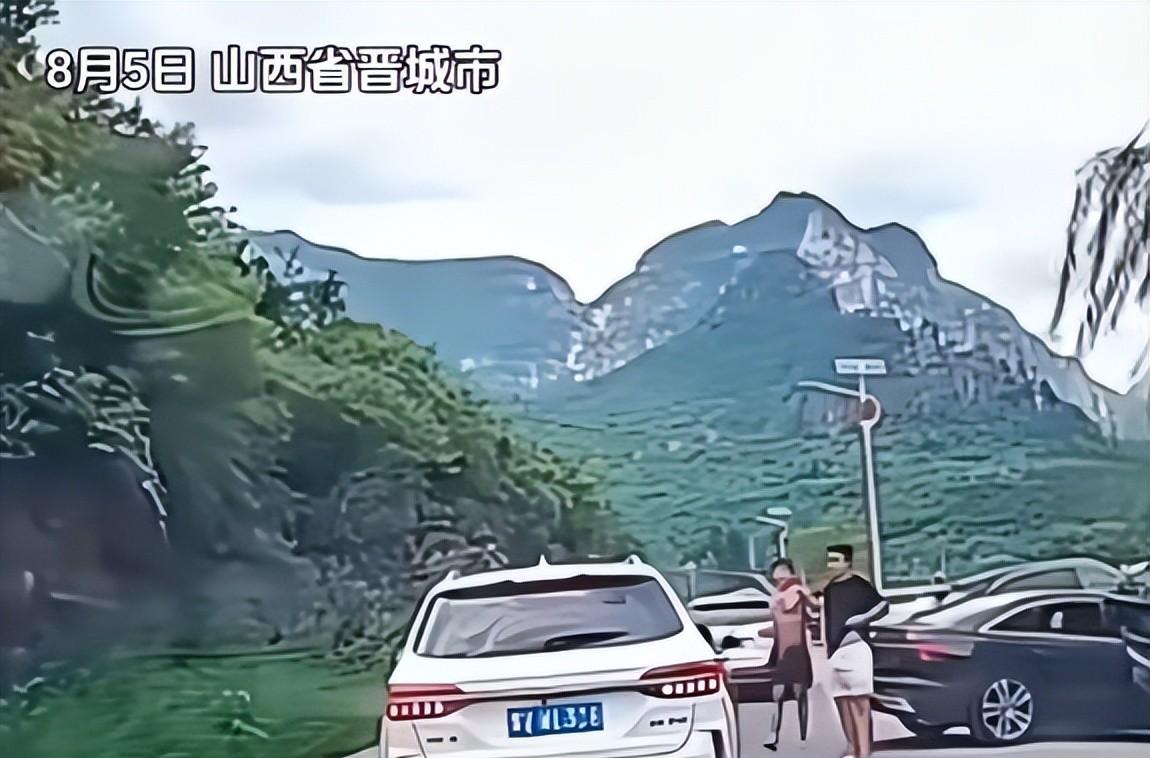 无牌奥迪加塞女子后续：警方介入，纹身男身份曝光，果然不简单