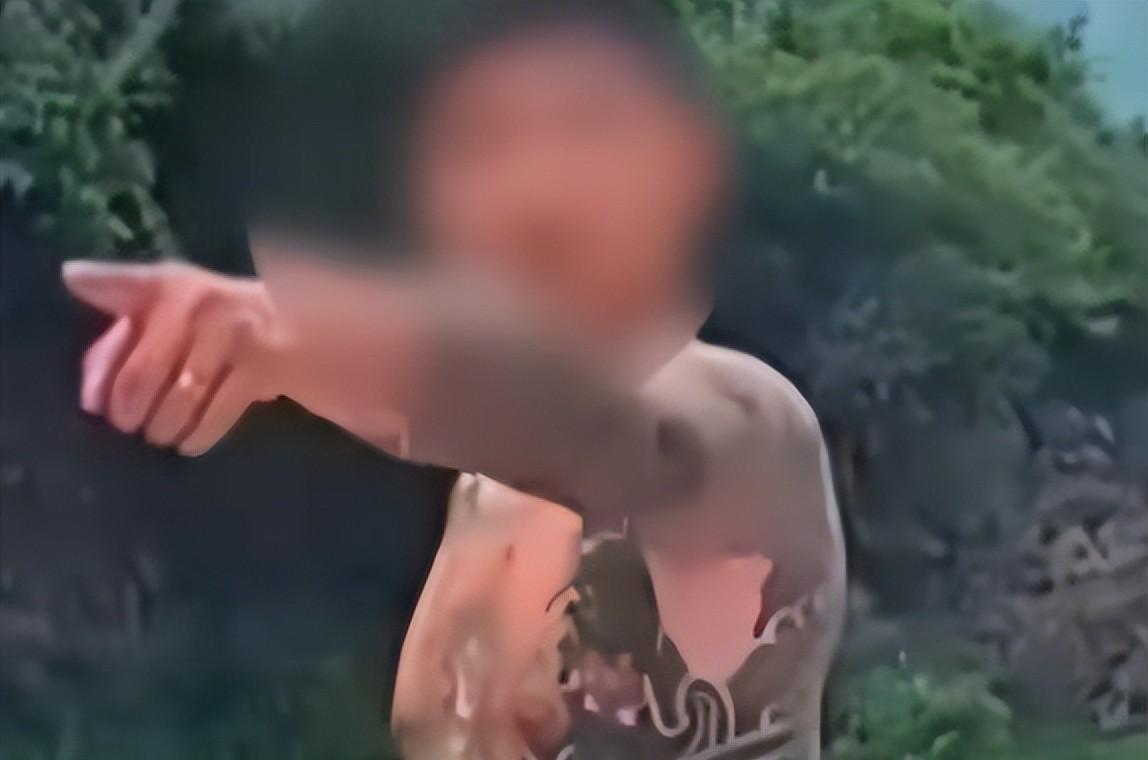 无牌奥迪加塞女子后续：警方介入，纹身男身份曝光，果然不简单