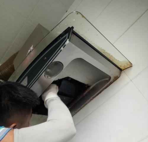 如何清洗杂牌油烟机的油污（简便有效的清洗方法与技巧）