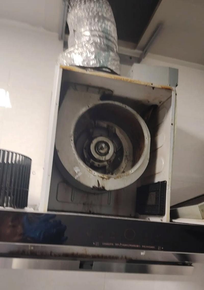 落地油烟机清洗指南（轻松掌握清洗技巧，让油烟机恢复新生）