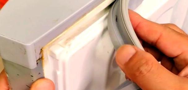 冰柜水垢的清除方法（快速、简单、有效的除垢技巧）