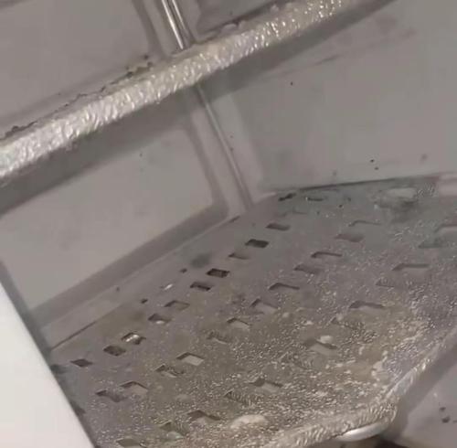 冰箱融化后漏水的处理方法（怎样应对冰箱融化导致的漏水问题）
