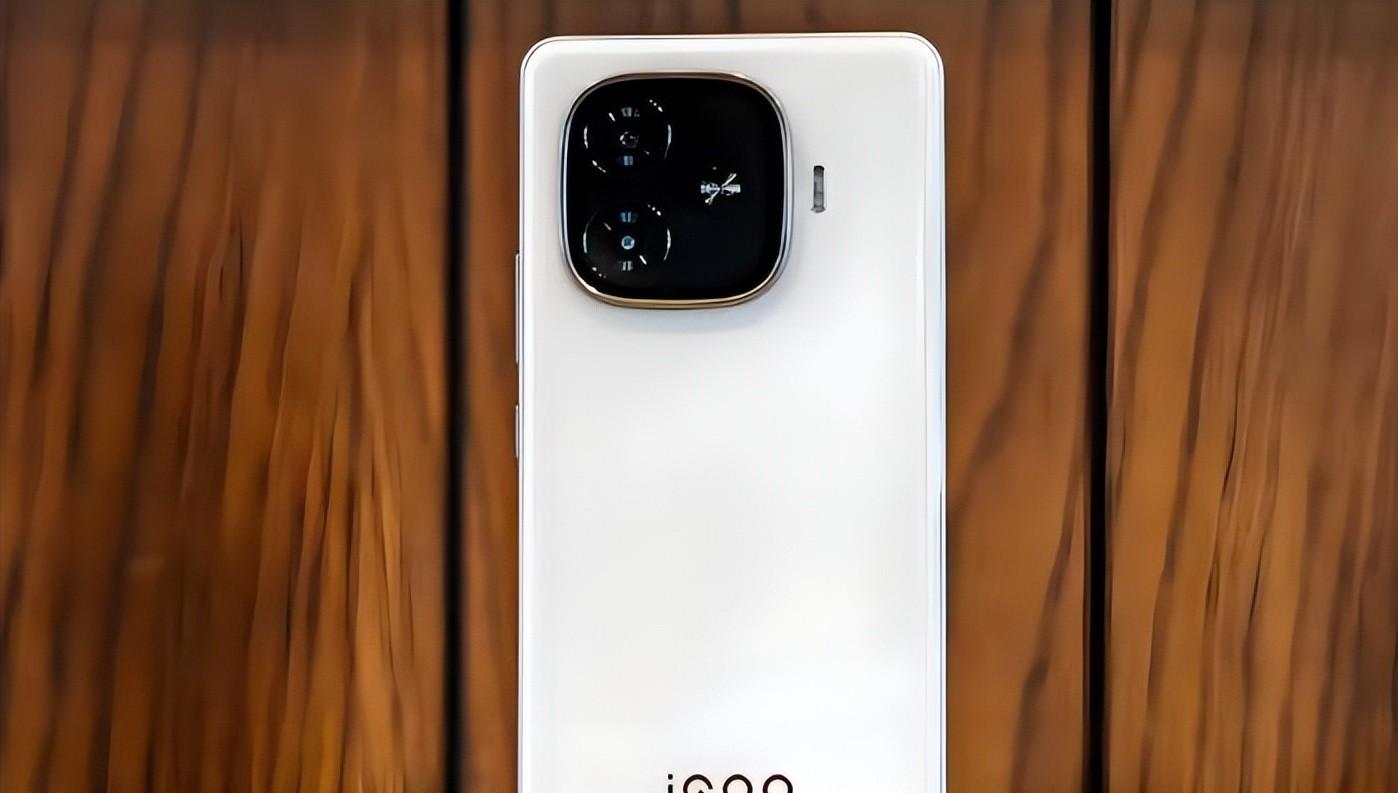 iQOO持续发力，242万跑分+7000mAH大电池+120W，国补后低至1529元