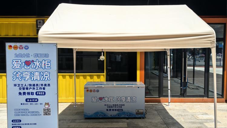 哄抢矿泉水老人正脸曝光，笑容贪婪得意，监控下仍猖狂，官方出手