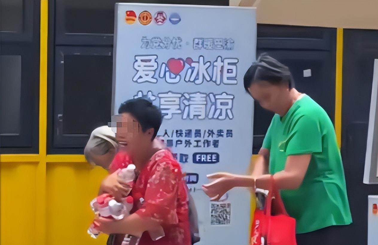 哄抢矿泉水老人正脸曝光，笑容贪婪得意，监控下仍猖狂，官方出手