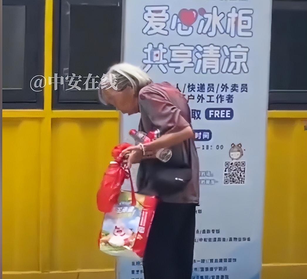 哄抢矿泉水老人正脸曝光，笑容贪婪得意，监控下仍猖狂，官方出手