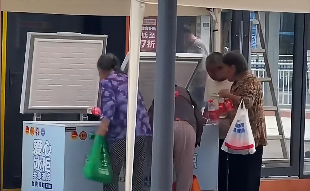 哄抢矿泉水老人正脸曝光，笑容贪婪得意，监控下仍猖狂，官方出手