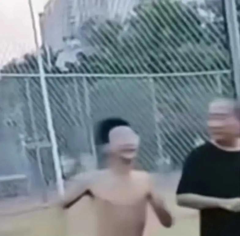 老人恶意肘击跑步学生，正脸曝光嘴脸狰狞丑恶，对准孩子胸口下手