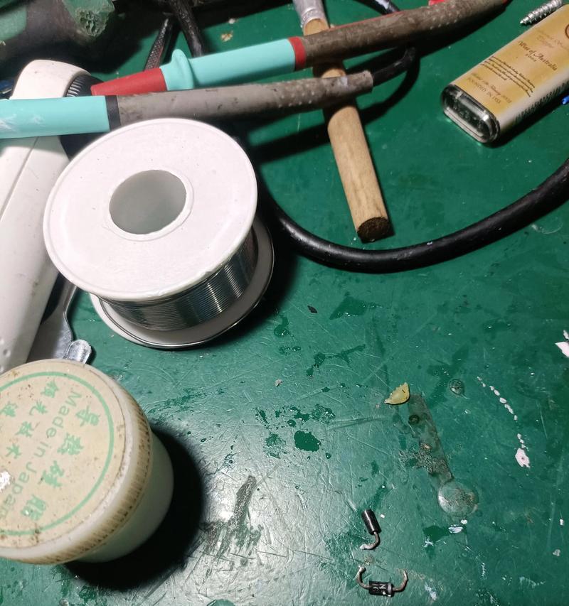 电磁炉保险丝没电了怎么办（解决电磁炉保险丝断电的简易方法）