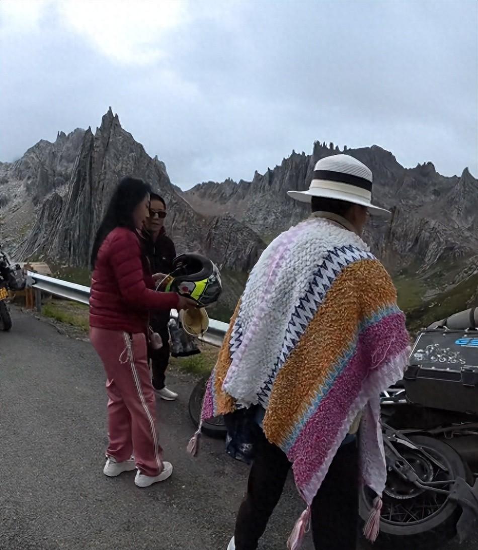 东北大妈进藏旅游，私自骑路边价值20万摩托，翻车后逃逸拉黑车主