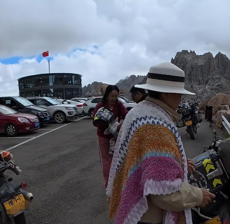 东北大妈进藏旅游，私自骑路边价值20万摩托，翻车后逃逸拉黑车主