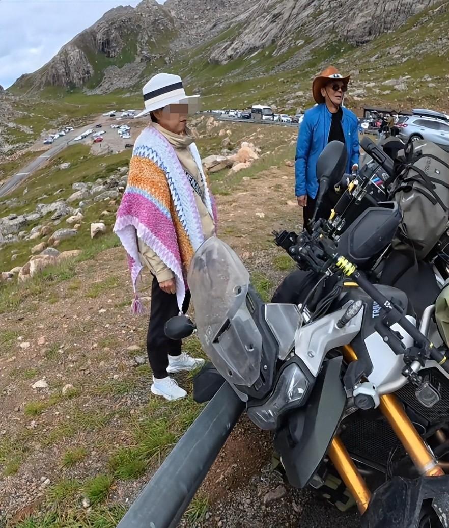 东北大妈进藏旅游，私自骑路边价值20万摩托，翻车后逃逸拉黑车主