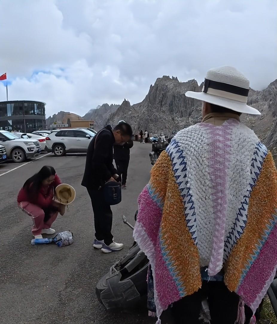 东北大妈进藏旅游，私自骑路边价值20万摩托，翻车后逃逸拉黑车主