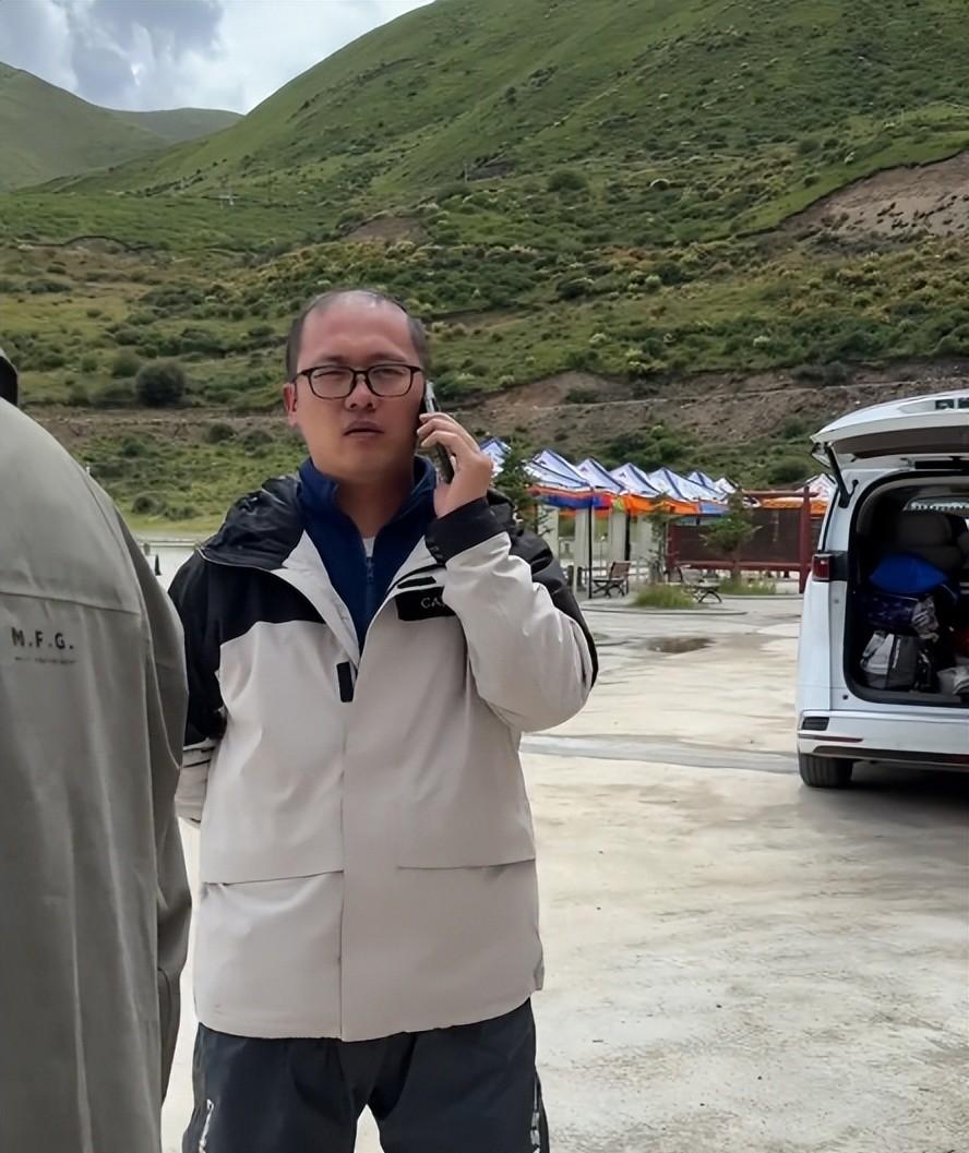 东北大妈进藏旅游，私自骑路边价值20万摩托，翻车后逃逸拉黑车主