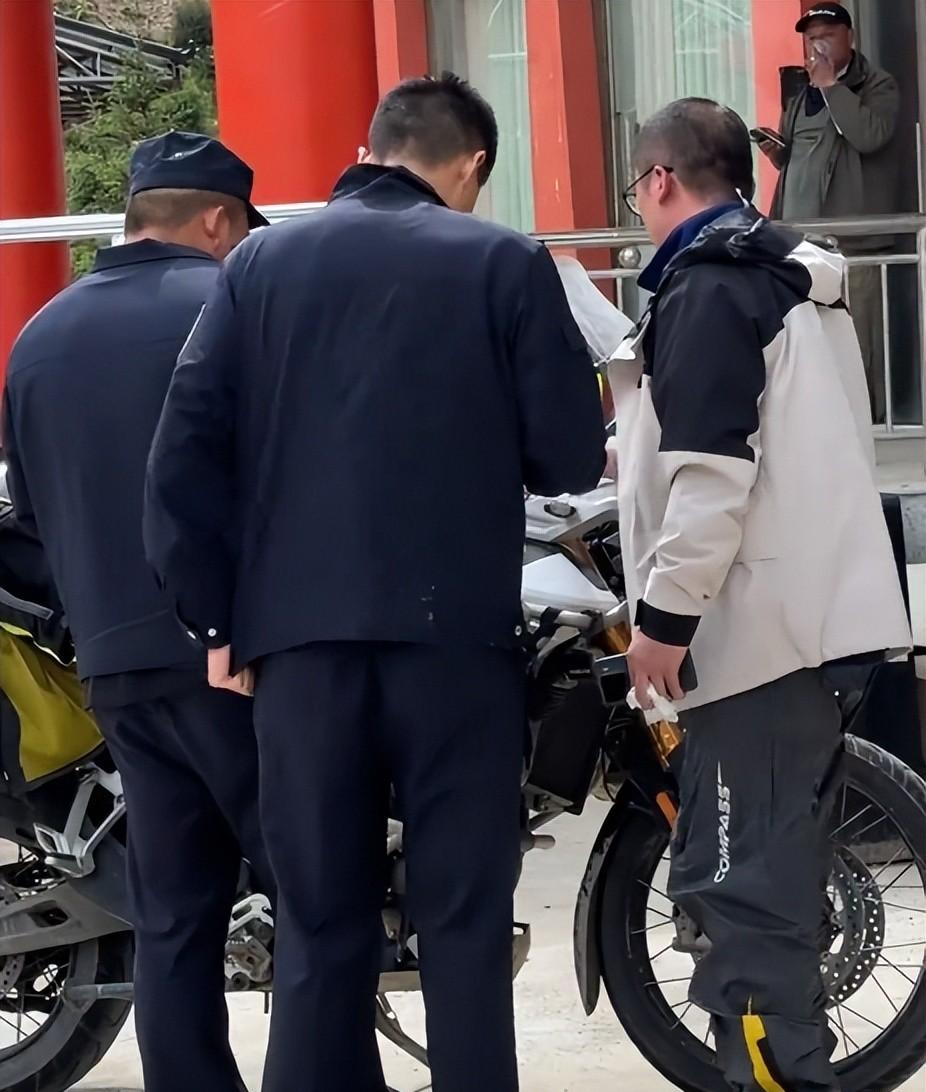 东北大妈进藏旅游，私自骑路边价值20万摩托，翻车后逃逸拉黑车主