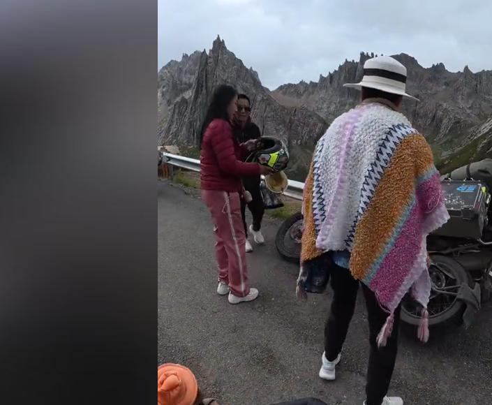 东北大妈进藏旅游，私自骑路边价值20万摩托，翻车后逃逸拉黑车主