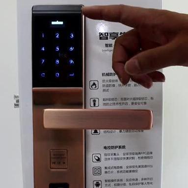 苏菲娅智能门锁的设置步骤是什么？如何进行个性化设置？