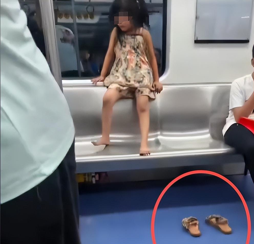 小孩地铁霸占仨座位后续！脱鞋踹人，家长不管，“地铁判官”出手