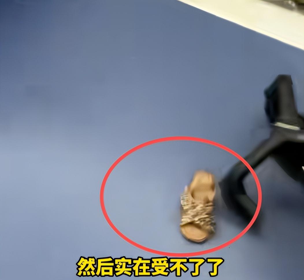 小孩地铁霸占仨座位后续！脱鞋踹人，家长不管，“地铁判官”出手