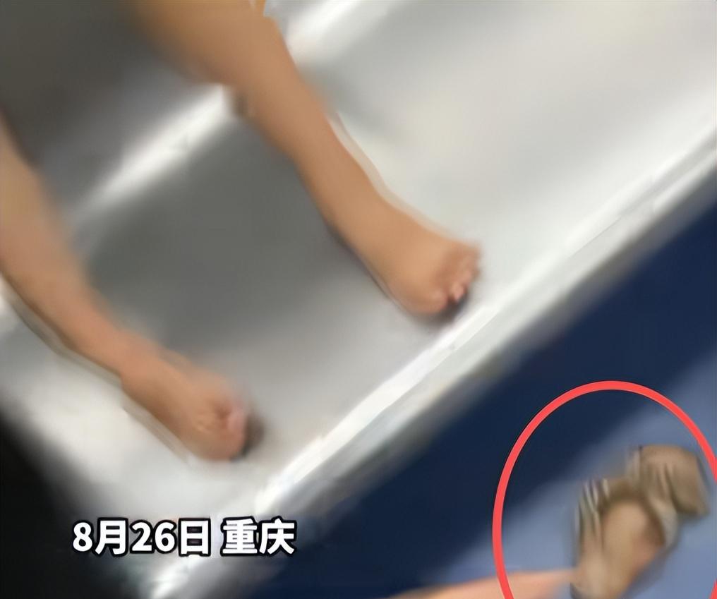 小孩地铁霸占仨座位后续！脱鞋踹人，家长不管，“地铁判官”出手