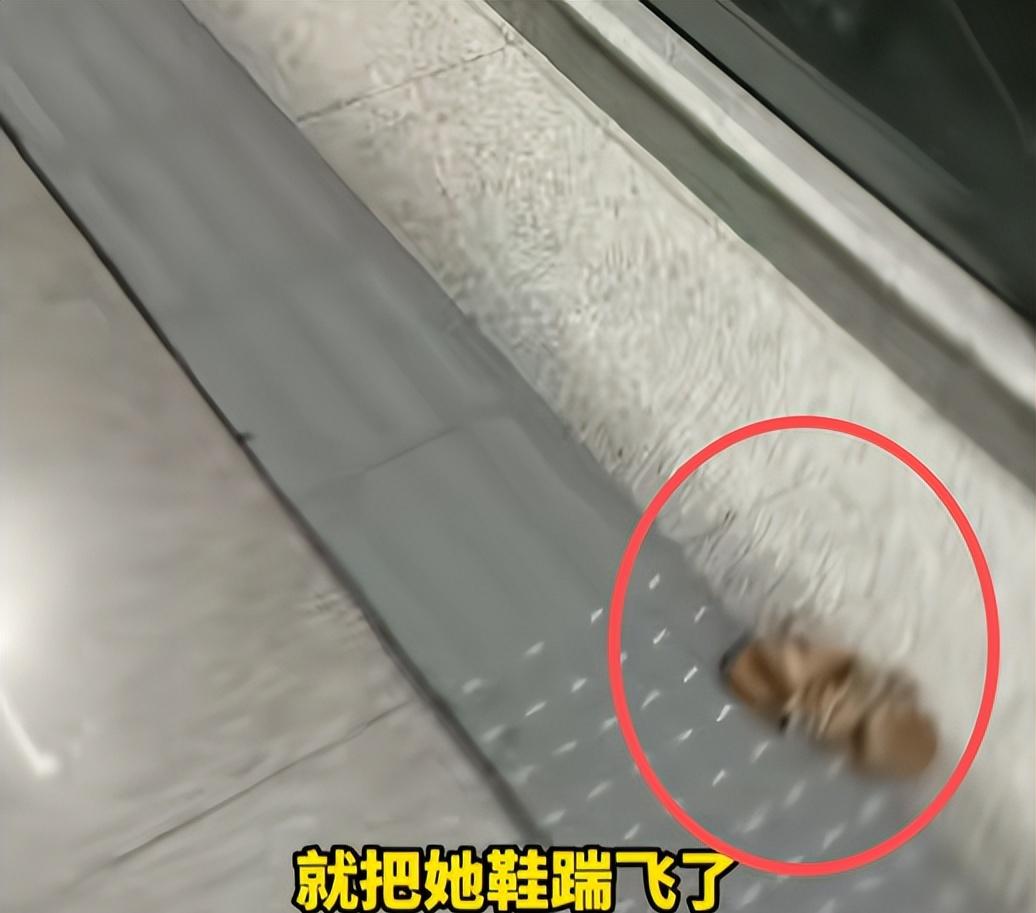 小孩地铁霸占仨座位后续！脱鞋踹人，家长不管，“地铁判官”出手
