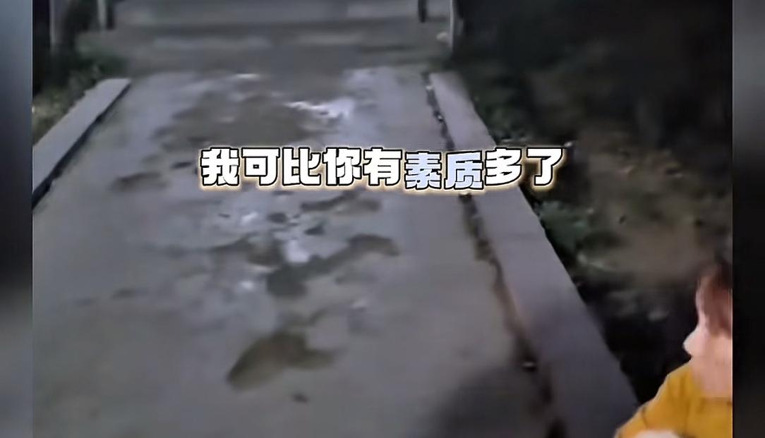 未牵绳小狗扑男子腿被踢开，狗主人不道歉，怒斥:我家狗又不咬人