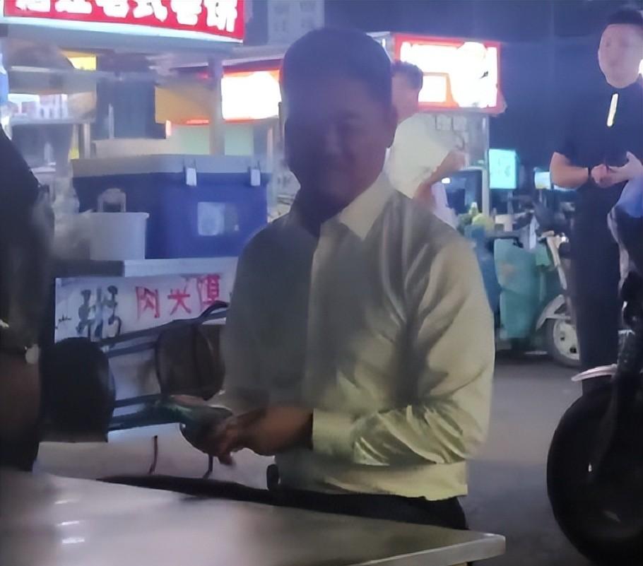 一觉醒来，刘强东“天塌了”！和老乡喝断片做鬼脸卖萌，全网疯传