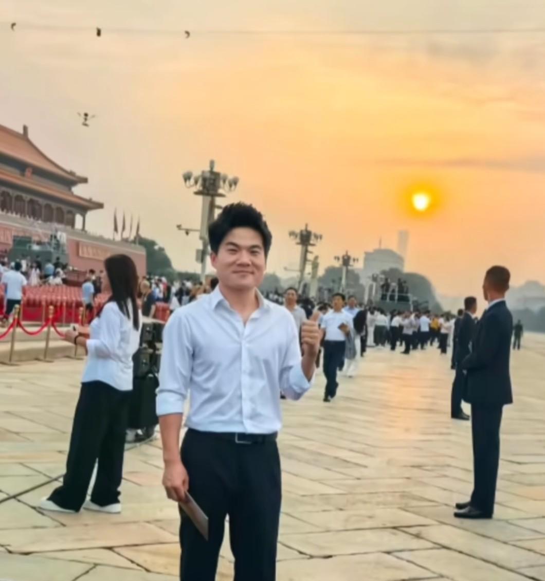 董宇辉观礼后采访全稿来了，他说激动得一宿没睡，网友:他嘴真严